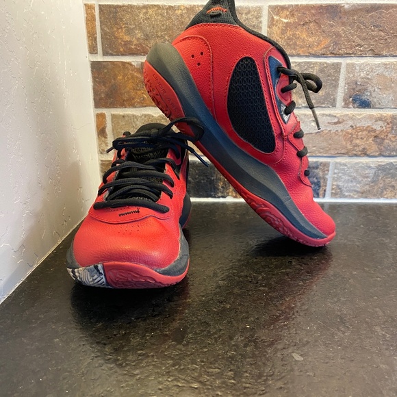 BOYS RED UNDER ARMOUR LOCKDOWN 6 BASKETBALL SHOES SIZE 5 YOUTH - Picture 1 of 6